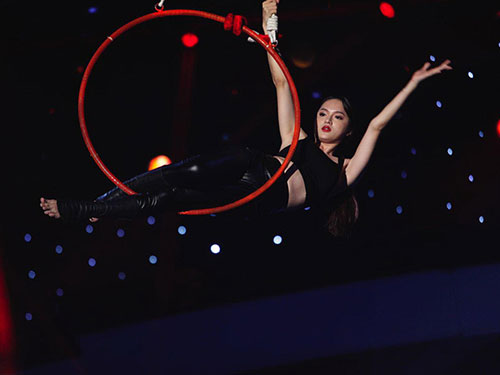 Cảnh trình diễn của Hương Giang Idol trong “Hoán đổi” Ảnh: ÂN NGUYỄN