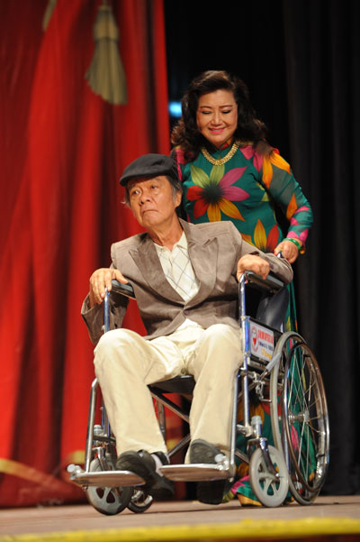 Nghệ sĩ Kim Cương và nghệ sĩ Long Hải trong chương trình trao tặng quà cho nghệ sĩ nghèo Nghệ sĩ Kim Cương và nghệ sĩ Long Hải trong chương trình trao tặng quà cho nghệ sĩ nghèo