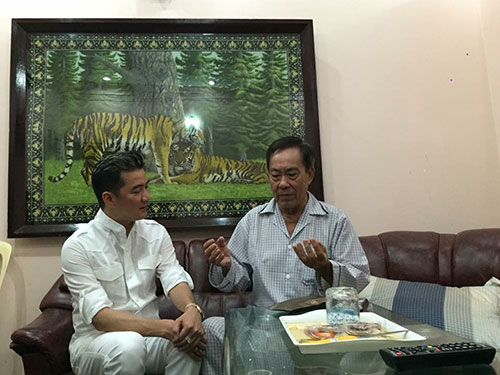 Ca sĩ Đàm Vĩnh Hưng đại diện nhóm nghệ sĩ đến thăm và trao tặng nhạc sĩ Tô Thanh Tùng 100 triệu đồng để chữa bệnh và nhận lời tổ chức đêm nhạc cho ông. (Ảnh do nghệ sĩ cung cấp)