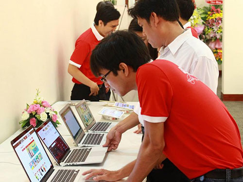 Đối tác, khách hàng trải nghiệm dịch vụ thương mại điện tử trên trang fahasa.com