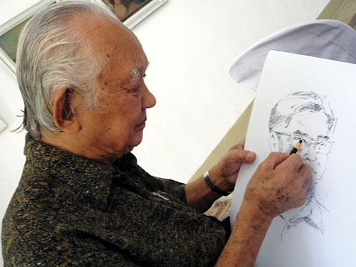 Họa sĩ Huỳnh Phương Đông trong một lần ký họa đồng nghiệp Ảnh: NGÃ VĂN