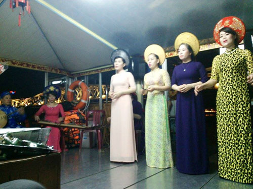 Ca Huế được biểu diễn trên thuyền sông Hương