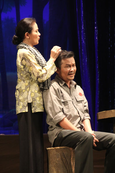 Nghệ sĩ Thanh Ngân và Hữu Quốc trong vở “Cõi thiêng” Ảnh: Anh Khoa
