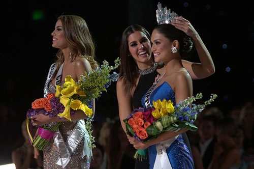 Rất nhiều lời bình phẩm trước sự cố trao nhầm vương miện Hoa hậu Hoàn vũ 2015 (Ảnh từ Facebook của cuộc thi)