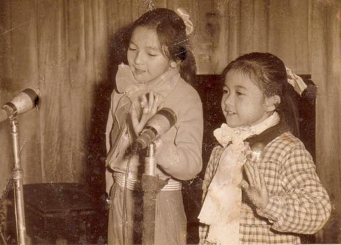 
Ái Vân (bìa trái) và em gái Ái Xuân trong một lần song ca thời bé. (Ảnh tư liệu của nhân vật)
