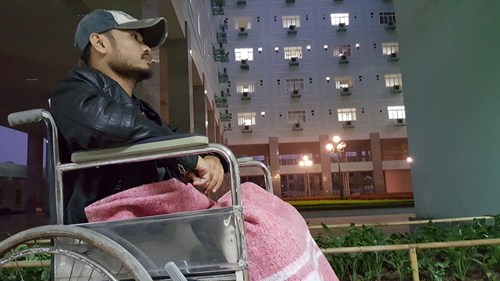 
Chân trái của Trần Lập bị phản ứng phụ khi điều trị khiến anh phải ngồi xe lăn - Ảnh: ANTĐ
