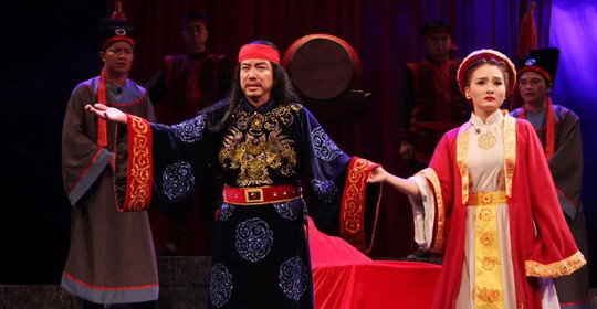 
Cảnh trong vở “Công lý không gục ngã” của Nhà hát Tuổi Trẻ sẽ diễn đầu tiên tại Nhà hát Lớn Hà Nội Ảnh: TRƯƠNG NHUẬN

