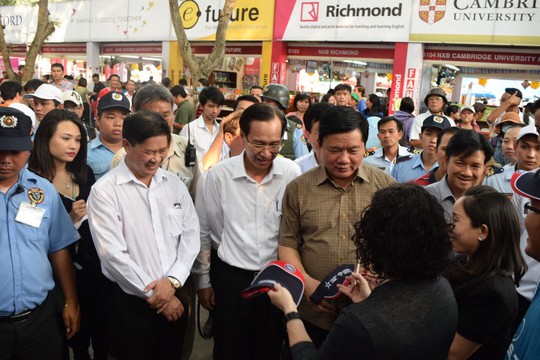Bí thư Thành ủy Đinh La Thăng thăm Hội sách TP HCM