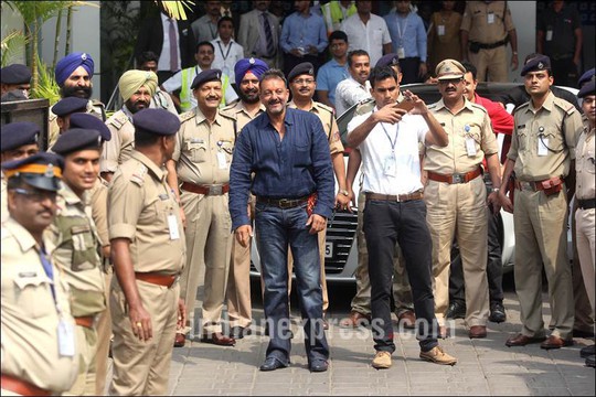 Sanjay Dutt, 56 tuổi (áo xanh) vui mừng được tự do