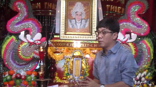 NSƯT Thành Lộc thắp hương tưởng nhớ NS Chinh Nhân