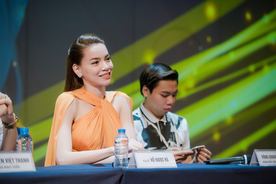 
Nữ hoàng giải trí trò chuyện với các nhà báo
