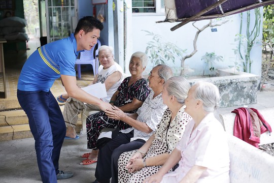 
Bình Minh thăm hỏi và tặng quà các nghệ sĩ lão thành
