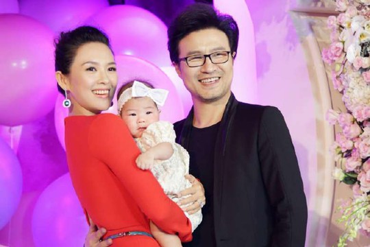 Chương Tử Di hạnh phúc bên chồng con