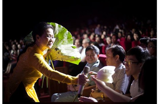Khánh Ly trong đêm nhạc của bà. Ảnh: Cao Trung Hiếu