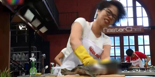 Cảnh cô chặt đứt đầu baba