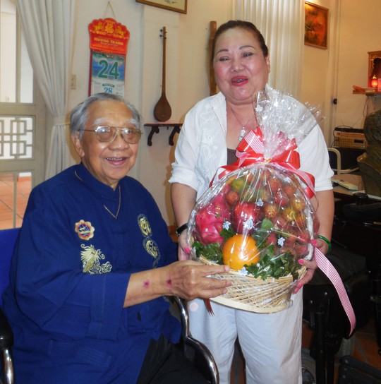 GSTS Trần Văn Khê và NSND Ngọc Giàu trong ngày mừng thọ 94 tuổi, trưa 24-7-2014.