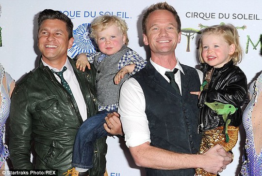 Neil Patrick Harris và David Burtka hạnh phúc bên cặp song sinh