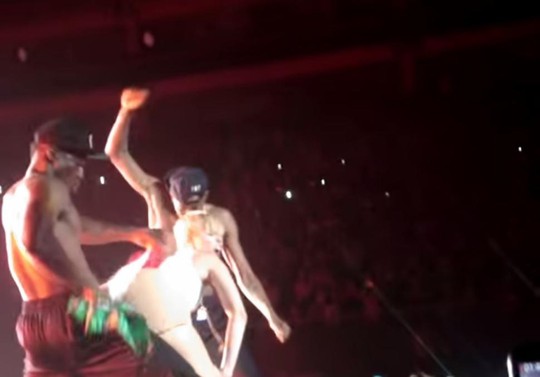 Màn ngoáy mông của Miley. Ảnh cắt màn hình