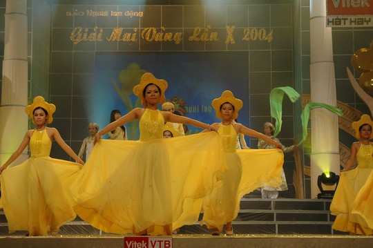 Sắc vàng bao trùm Lễ trao Giải Mai Vàng lần thứ 10 - Ảnh 1.