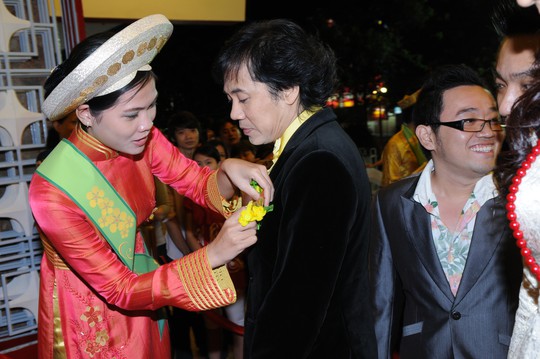 Quyền Linh cười rạng rỡ cùng vợ tại Mai Vàng lần thứ 14 - Ảnh 5.