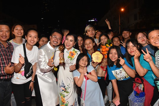Vợ chồng Lâm Vỹ Dạ lao vào vòng tay fan mừng Mai Vàng - Ảnh 6.