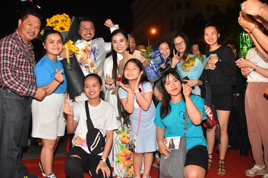 Vợ chồng Lâm Vỹ Dạ lao vào vòng tay fan mừng Mai Vàng - Ảnh 7.