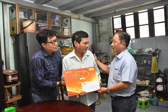 Mai Vàng nhân ái đến thăm nghệ sĩ Mai Trần và ảo thuật gia Trần Bình - Ảnh 1.