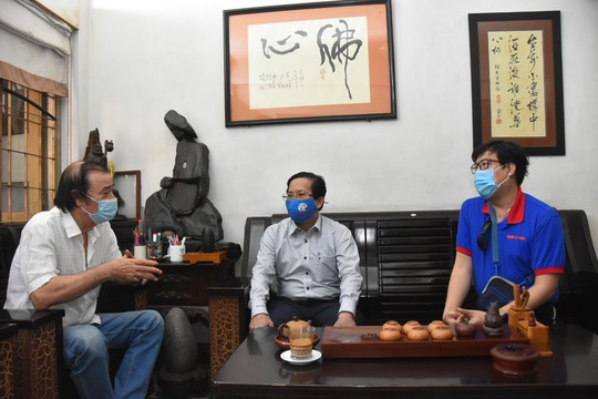Mai Vàng nhân ái đến thăm đạo diễn - NSND Đào Bá Sơn - Ảnh 2.