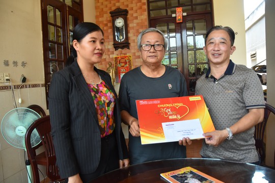 “Mai Vàng nhân ái” thăm nghệ sĩ nhiếp ảnh Hoàng Dũng và nhạc sĩ Đặng Hoàng - Ảnh 2.