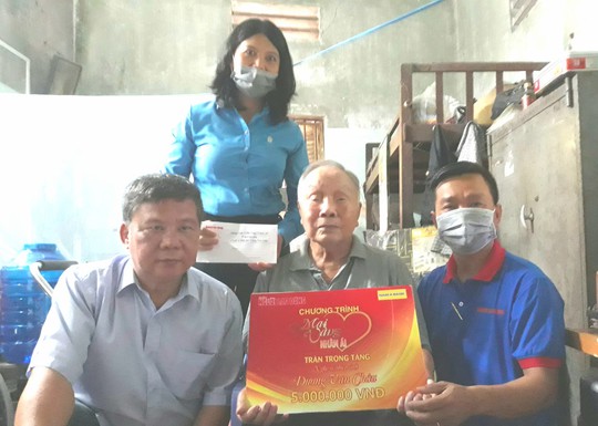 “Mai Vàng nhân ái” làm ấm lòng nghệ sĩ nghèo, bệnh tật trên quê hương Bác Tôn - Ảnh 5.