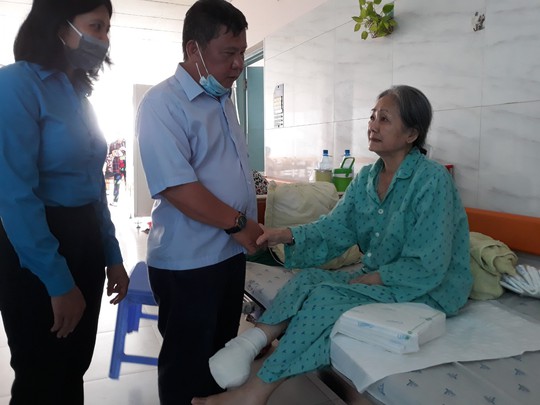 “Mai Vàng nhân ái” làm ấm lòng nghệ sĩ nghèo, bệnh tật trên quê hương Bác Tôn - Ảnh 2.