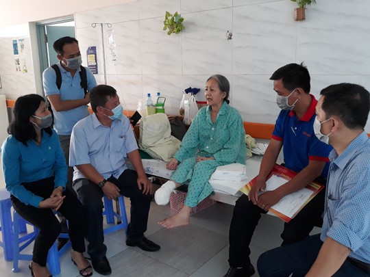 “Mai Vàng nhân ái” làm ấm lòng nghệ sĩ nghèo, bệnh tật trên quê hương Bác Tôn - Ảnh 3.
