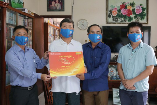 Mai Vàng nhân ái thăm nhà văn Triệu Xuân - Ảnh 1.
