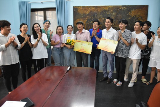 “Mai Vàng nhân ái” thăm nhạc sĩ Võ Công Anh,  đạo diễn Hồ Ngọc Xum - Ảnh 2.