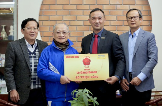 Mai Vàng tri ân thăm, tặng quà Tiến sĩ Lê Đăng Doanh - Ảnh 1.