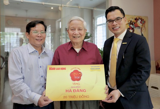 Mai Vàng tri ân thăm, tặng quà nhà báo lão thành Hà Đăng và NSND Trần Bảng - Ảnh 1.
