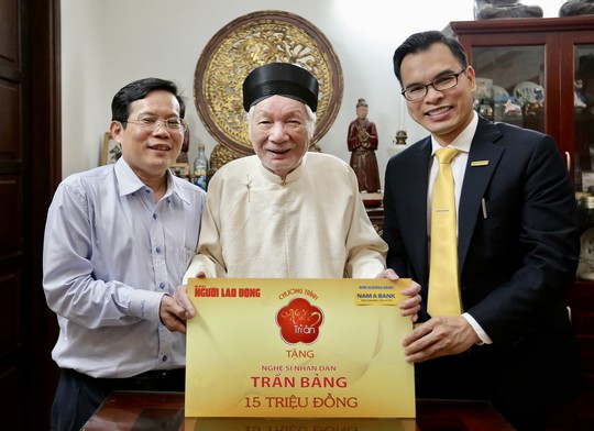 Mai Vàng tri ân thăm, tặng quà nhà báo lão thành Hà Đăng và NSND Trần Bảng - Ảnh 4.