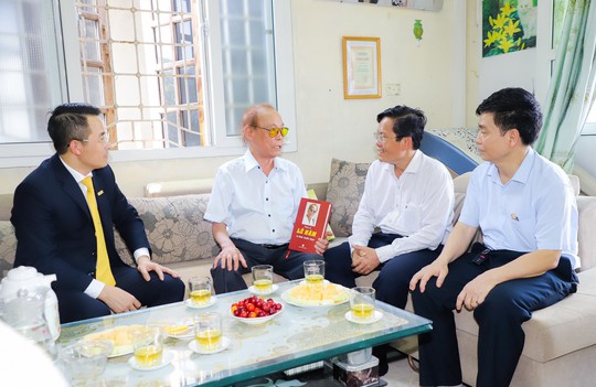 Mai Vàng tri ân thăm, tặng quà nhạc sĩ Lê Hàm - Ảnh 2.