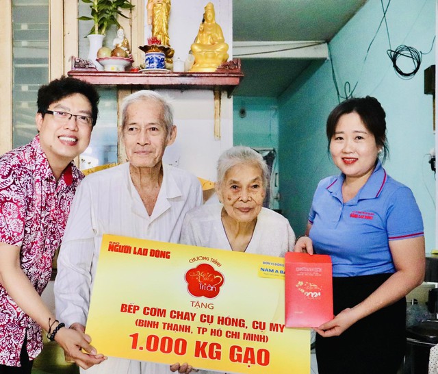 Trao 1.000 ký gạo "Mai Vàng tri ân" cho bếp cơm chay cụ Hồng, cụ My- Ảnh 1.