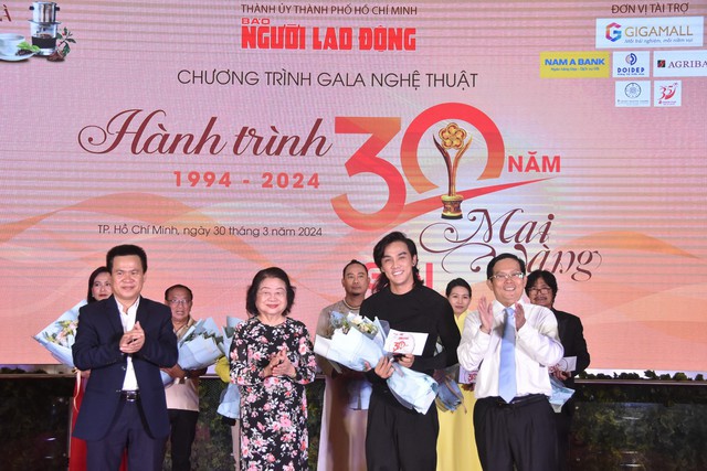 Loạt nghệ sĩ hạnh phúc được vinh danh!- Ảnh 10. Loạt nghệ sĩ hạnh phúc được vinh danh!- Ảnh 10.