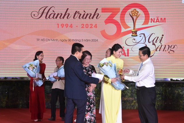 Loạt nghệ sĩ hạnh phúc được vinh danh!- Ảnh 1. Loạt nghệ sĩ hạnh phúc được vinh danh!- Ảnh 1.