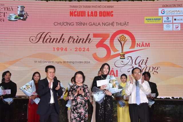 Loạt nghệ sĩ hạnh phúc được vinh danh!- Ảnh 11. Loạt nghệ sĩ hạnh phúc được vinh danh!- Ảnh 11.