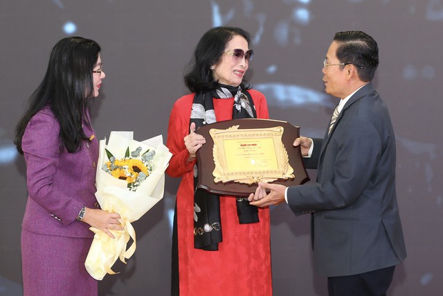 NSND Trà Giang nhận giải thưởng "Nghệ sĩ trọn đời vì cộng đồng"- Ảnh 1. NSND Trà Giang nhận giải thưởng "Nghệ sĩ trọn đời vì cộng đồng"- Ảnh 1.