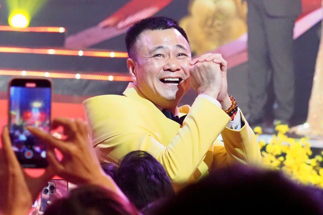 CLIP: Diễn viên Tự Long: "Mai Vàng 30 năm vẫn đỉnh nóc, kịch trần, bay phấp phới"- Ảnh 2. CLIP: Diễn viên Tự Long: "Mai Vàng 30 năm vẫn đỉnh nóc, kịch trần, bay phấp phới"- Ảnh 2.