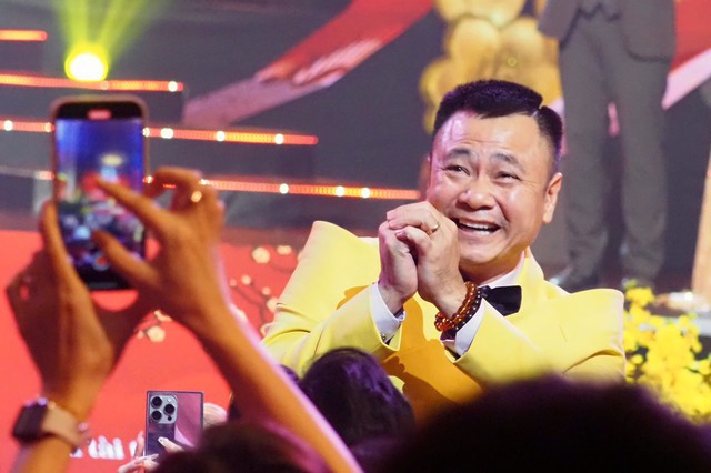 CLIP: Diễn viên Tự Long: "Mai Vàng 30 năm vẫn đỉnh nóc, kịch trần, bay phấp phới"- Ảnh 1. CLIP: Diễn viên Tự Long: "Mai Vàng 30 năm vẫn đỉnh nóc, kịch trần, bay phấp phới"- Ảnh 1.