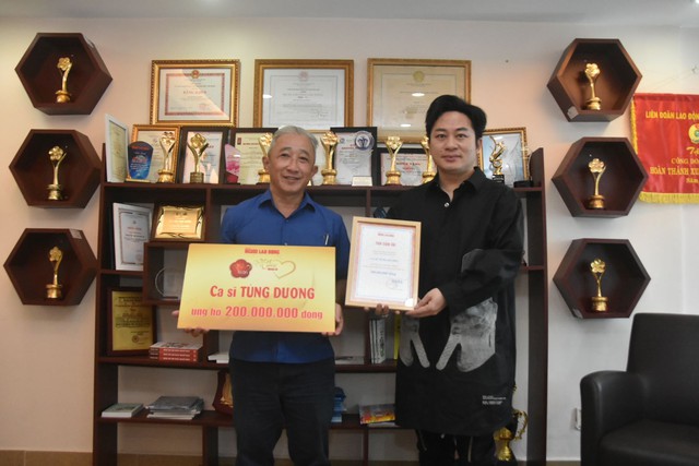 Ca sĩ Tùng Dương tặng 200 triệu đồng cho quỹ "Mai vàng tri ân"  - Ảnh 1.