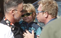 Danh ca Elton John và người yêu đồng tính hạnh phúc khoe con