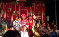 Hoài Linh hớn hở phát lộc ngày giỗ Tổ