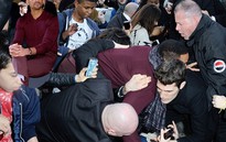 Will Smith bị xô đẩy ngã nhào