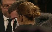 “Họa mi” Celine Dion đau đớn khóc chồng tại đám tang